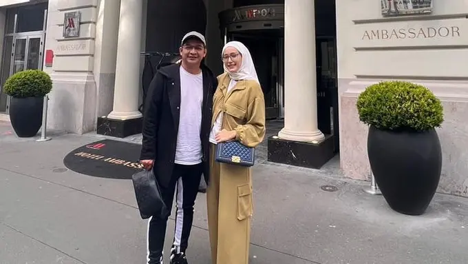 7 Potret Pasha Ungu dan Adelia Liburan ke Paris di Bulan Ramadhan