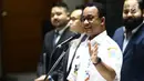 Gubernur DKI Jakarta Anies Baswedan (kiri) memberi sambutan saat pelantikan anggota Himpunan Pengusaha Muda Indonesia Jakarta (HIPMI Jaya) di Balai Kota Jakarta, Rabu (12/12). (Liputan6.com/Angga Yuniar)