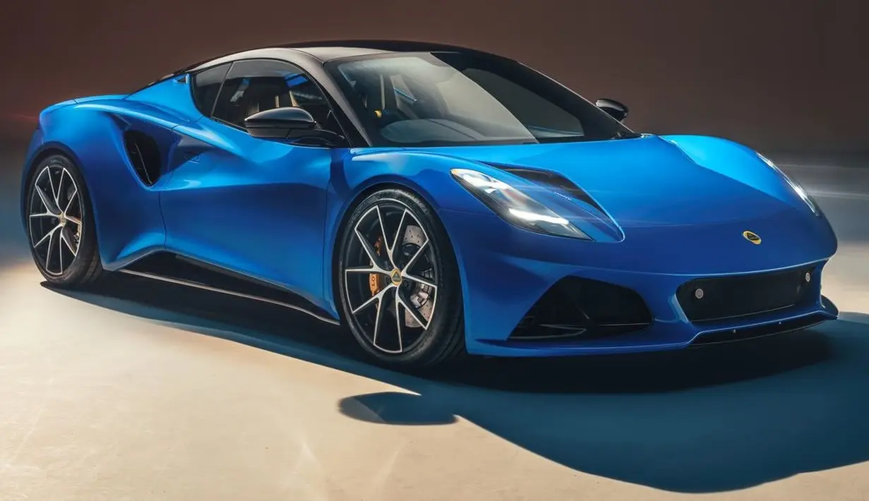 Lotus Emira: Lotus dikenal selalu mendesain mobil yang simple dan ringan dengan performa buas. Lotus Emira bukan pengecualian, ia mengusung mesin 3.500cc 6-silinder supercharged yang mampu menyemburkan tenaga hingga 360 Hp. Desain yang cantik, dimensi kompak, tenaga mumpuni, serta reputasi Lotus dengan pengendalian presisi menjadikan mobil ini salah satu sports car terbaik. (Source: caranddriver.com)