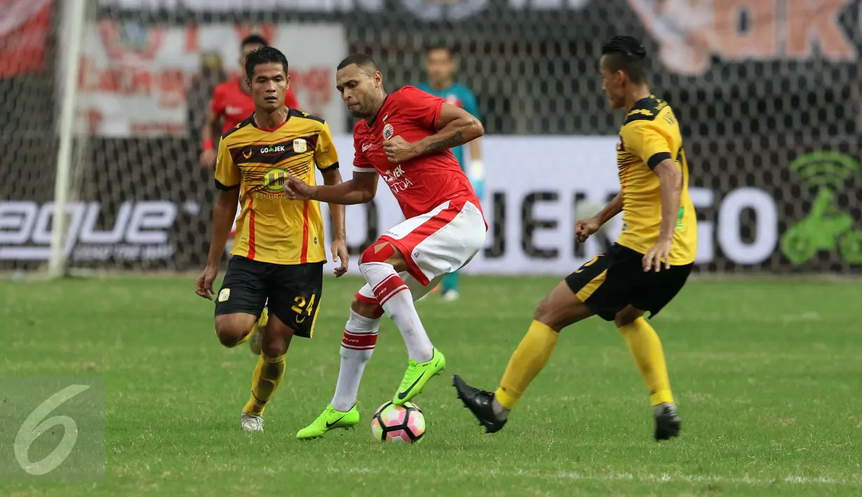Pemain Persija Jakarta berusaha melewati pemain Barito Putera saat pertadingan Liga 1 di Stadion Patriot, Bekasi (22/4). Pertandingan tersebut berakhir dengan skor 1-1. (Liputan6.com/Gempur M. Surya)