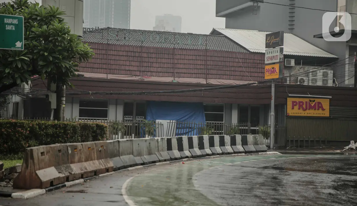 Beton pembatas terpasang di Jalan Senopati, Jakarta, Minggu (29/12/2019). Pascakejadian mobil tabrak Apotek Senopati, Suku Dinas Bina Marga memasangan beton pembatas untuk meminimalisir kejadian serupa terulang kembali. (Liputan6.com/Faizal Fanani)