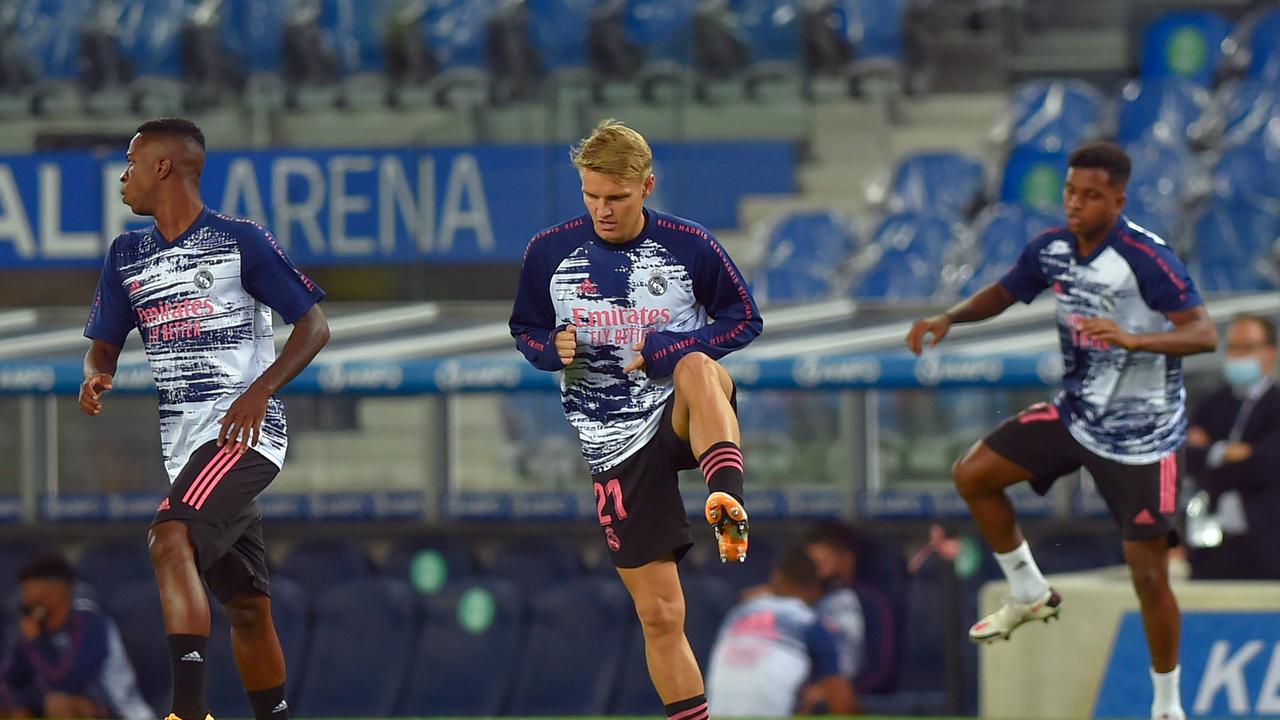 Gelandang Real Madrid, Martin Odegaard, saat melakukan pemanasan bersama Real Madrid