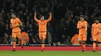 Gelandang Liverpool, Philippe Coutinho, merayakan gol yang dicetak ke gawang Arsenal dalam lanjutan Premier League 2017-2018 di Emirates Stadium, Sabtu (23/12/2017) dini hari WIB. (AP Photo/Alastair Grant)