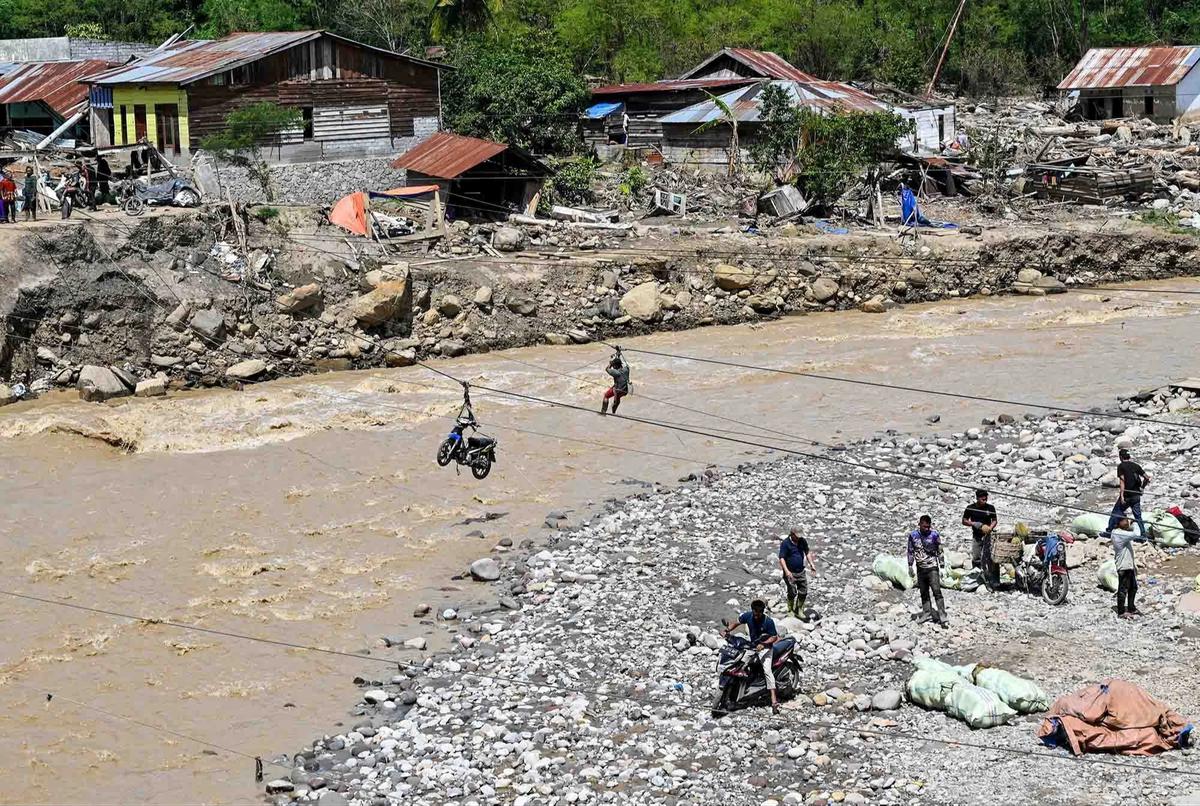 FOTO: Perjuangan Warga Ketol Menyeberangi Sungai  Berarus Deras dengan Tali