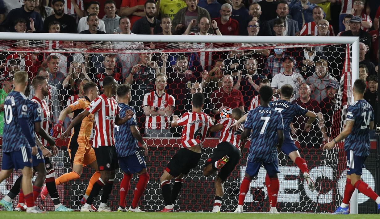 Alih-alih mencetak gol, Arsenal malah kebobolan pada menit ke-73. Christian Norgaard sukses melesatkan bola melalui tandukan kepalanya usai mendapatkan umpan dari Mads Bech Sorensen lewat lemparan ke dalam lapangan. Skor berubah menjadi 2-0 atas keunggulan Brentford. (Foto: AFP/Adrian Dennis)