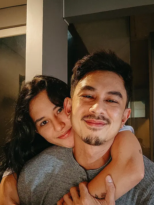 Sebelumnya, Dahlia Poland mengunggah tangkapan layar bukti chat WhatApp kata-kata mesra Fandy Christian dengan seorang wanita. Sekitar delapan tahun menikah, pasangan ini jauh dari gosip miring dan telah dikaruniai tiga orang anak. [Instagram/fandych]