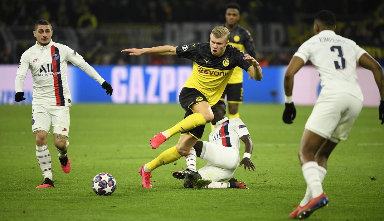 Striker Borussia Dortmund, Erling Braut Haaland, merayakan gol yang dicetaknya ke gawang Paris Saint-Germain pada leg pertama 16 besar Liga Champions di Signal Iduna Park, Dortmund, Rabu (19/2) dini hari WIB. Dortmund menang 2-1 atas PSG. (AFP/Ina Fassbender)