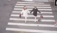 Serial The Swap mengikuti Rowan Blanchard dan Jemima Kirke dalam cerita tentang identitas, persepsi, dan pertemuan tak terduga di tengah kota New York. (Foto/Dok: Marc Jacobs)