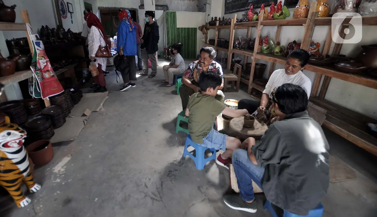 Warga saat membuat produk kerajinan gerabah di Dusun Klipoh, Desa Karanganyar, Kecamatan Borobudur, Kabupaten Magelang, Jawa Tengah, pada 17 Mei 2022. Di Dusun Klipoh wisatawan juga dapat belajar membuat kerajinan gerabah yang diajarkan langsung oleh warga. (merdeka.com/Iqbal S Nugroho)