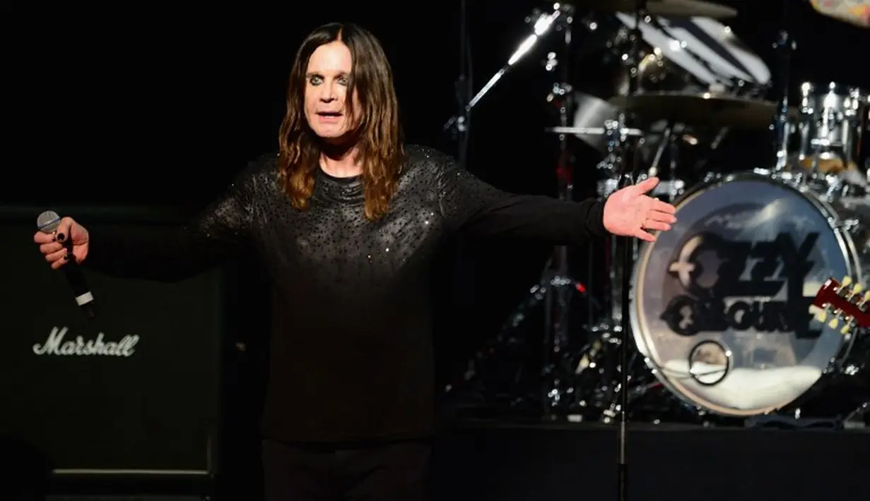 Dilansir dari Ranker, Sharon Osbourne mengusir Ozzy Osbourne saat suaminya ketahuan selingkuh. Setelah menghabiskan beberapa waktu di Beverly Hotels ia pun menghilang. Sang anak pun tak bisa menemukannya. (FRAZER HARRISON  GETTY IMAGES NORTH AMERICA  AFP)