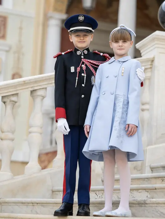 Pangeran Jacques—yang suatu hari akan mengambil alih peran ayahnya sebagai Pangeran Berdaulat Monako—dan Putri Gabriella bergabung dengan orang tua mereka untuk merayakan di Istana Pangeran pada hari Selasa, dan mereka tampak sangat manis. [Instagram/ @palaisprincierdemonaco]