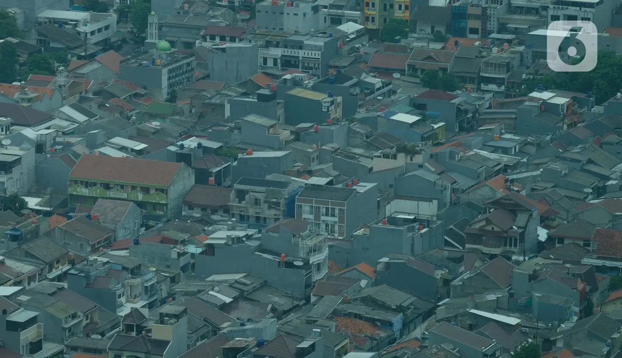 Suasana pemukiman dan gedung pencakar langit diambil dari kawasan Grogol, Jakarta, Rabu (11/11/2020). Kemudian di kuartal III-2020 ekonomi menunjukan perbaikan yakni tumbuh di minus 3,49 persen. (Liputan6.com/Angga Yuniar)