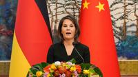 Menteri Luar Negeri Jerman Annalena Baerbock saat menghadiri konferensi pers bersama Menteri Luar Negeri China Qin Gang di Diaoyutai State Guesthouse, Beijing, China, Jumat (14/4/2023). (Dok. AFP)