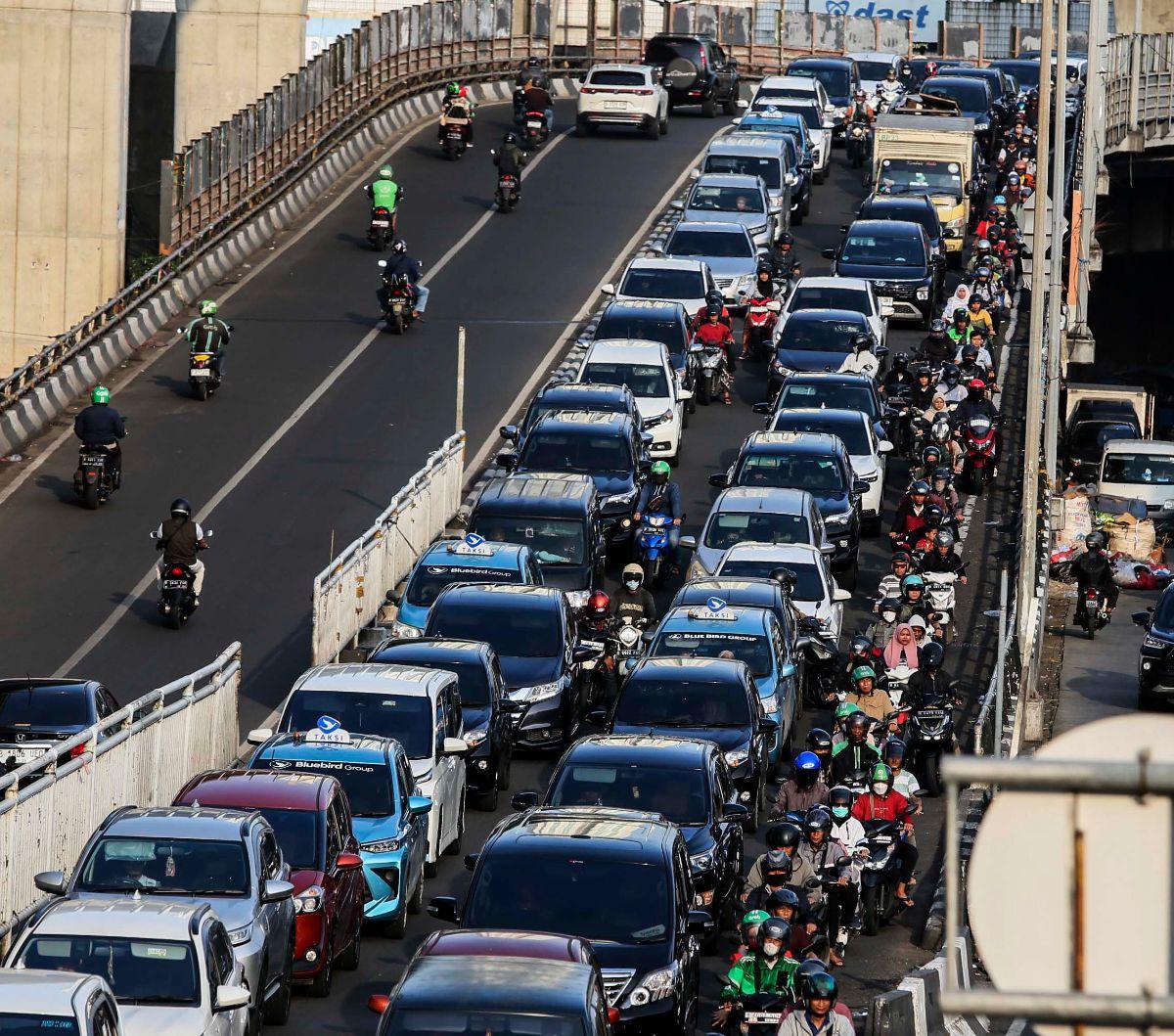 Sejumlah kendaran terjebak kemacetan panjang di Kebayoran Lama, Jakarta, Selasa (20/2/2024). Pemprov DKI Jakarta resmi menaikkan tarif progresif pajak kendaraan bermotor (PKB) sebesar 0,5 persen untuk kepemilikan kendaraan kedua dan seterusnya.&nbsp;Liput