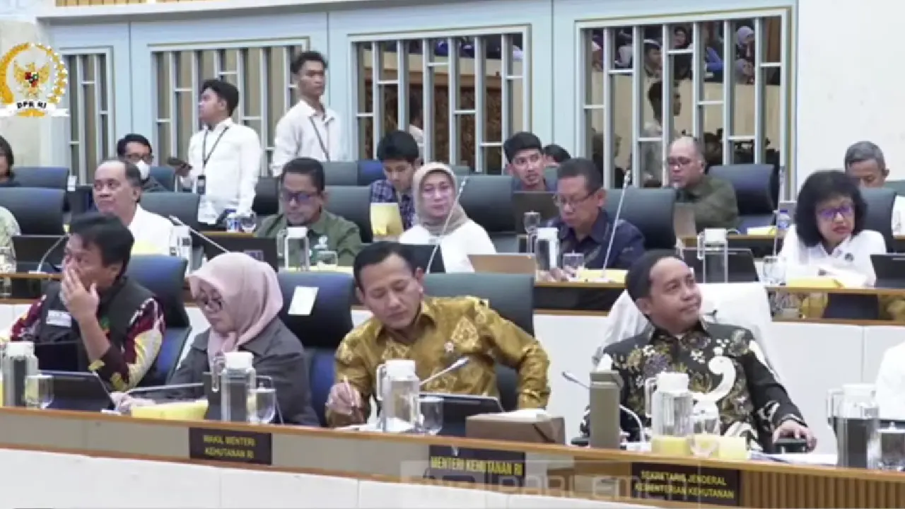 Menteri Kehutanan Raja Juli Antoni saat rapat kerja di Komisi IV DPR (dua dari kanan) (Istimewa)