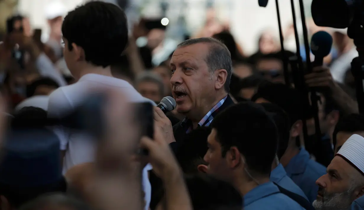 Presiden Turki Recep Tayyip Erdogan berbicara saat menghadiri upacara pemakaman korban upaya kudeta militer yang dilakukan terhadapnya, di Istanbul, Minggu (17/7). Kudeta militer Turki pada Jumat kemarin menewaskan 265 orang (REUTERS/Alkis Konstantinidis)
