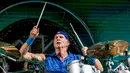 Aksi drumer grup band rock Red Hot Chili Peppers (RHCP), Chad Smith saat tampil di Soldier Field, Chicago, Amerika Serikat, 19 Agustus 2022. Red Hot Chili Peppers bergabung dengan tamu spesial seperti The Strokes dan Thundercat. (Photo by Rob Grabowski/Invision/AP)