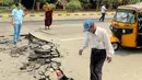 Sebelumnya, gempa bumi dahsyat mengguncang Myanmar tengah pada 28 Maret 2025. Gempa merusak jalan-jalan di ibu kota Naypyidaw, menghancurkan bangunan serta memaksa orang-orang mengungsi ke jalan-jalan di negara tetangga, Thailand. (Sai Aung MAIN/AFP)