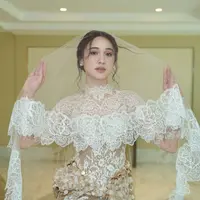 Yasmin Napper tampil memukau saat menjadi muse untuk fashion show karya desainer Dimas Singgih [@yasminnaper]