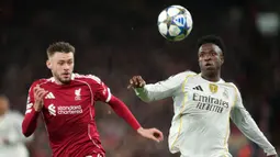 Pemain Liverpool, Conor Bradley (kiri) membayangi pergerakan pemain Real Madrid, Vinicius Jr dalam laga Liga Champions 2025/2026 di Anfield, Liverpool, Inggris, Selasa (04/11/2025) waktu setempat. (AP Photo/Jon Super)
