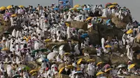 Ribuan umat muslim berkumpul di Bukit Jabal Rahmah saat mereka tiba di Arafah, sebelah tenggara dari kota suci Mekah Saudi, (20/8). Puncak ibadah haji ditandai dengan pelaksanaan wukuf di Arafah. (AFP Photo / Ahmad Al-Rubaye)