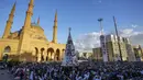 Umat ​​Muslim melaksanakan salat Idul Fitri di luar Masjid Mohammad al-Amin di pusat kota Beirut, Lebanon, Jumat, 21 April 2023. (AP Photo/Hassan Ammar)