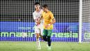 Pemain Timnas Indonesia, Matthew Baker (kiri) membayangi pemain Australia, Noah Ivan Slunjski saat laga semifinal Piala AFF U-16 2024 di Stadion Manahan, Solo, Senin (01/07/2024). (Bola.com/Abdul Aziz)