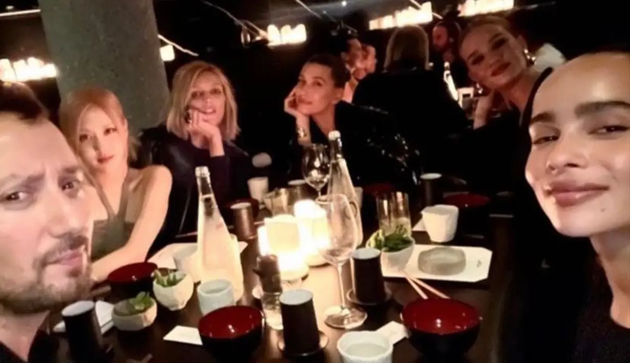 Dia terlihat menghadiri acara makan malam YSL yang dihadiri sang Creative Director, Anthony Vaccarello dan sejumlah selebritas Hollywood antara lain Hailey Bieber, Zoe Kravitz, Rosie Huntington-Whiteley, dan Anja Rubik. (Instagram/AnthonyVaccarello)