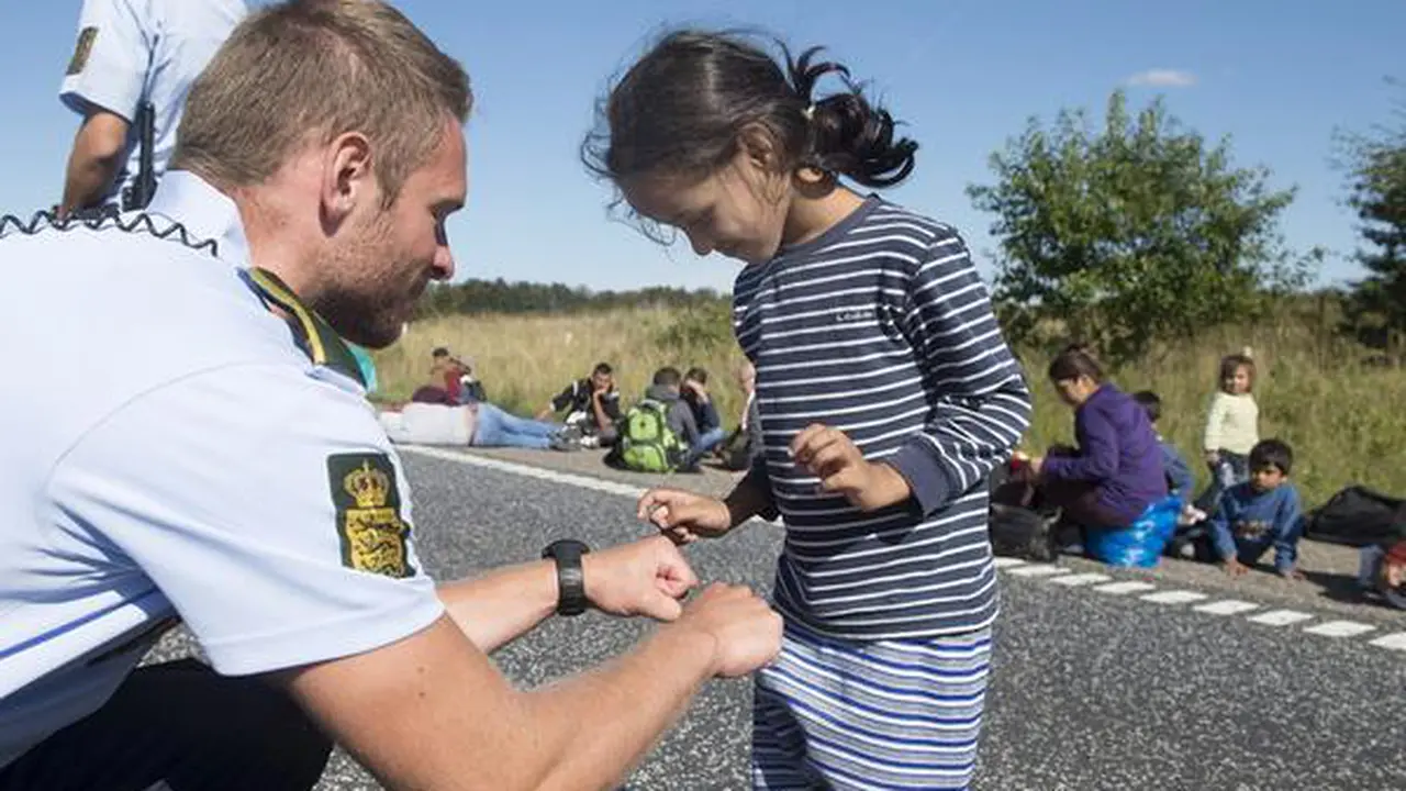 [Bintang] Polisi Denmark Berbagi Kebahagiaan dengan Anak Pengungsi Suriah
