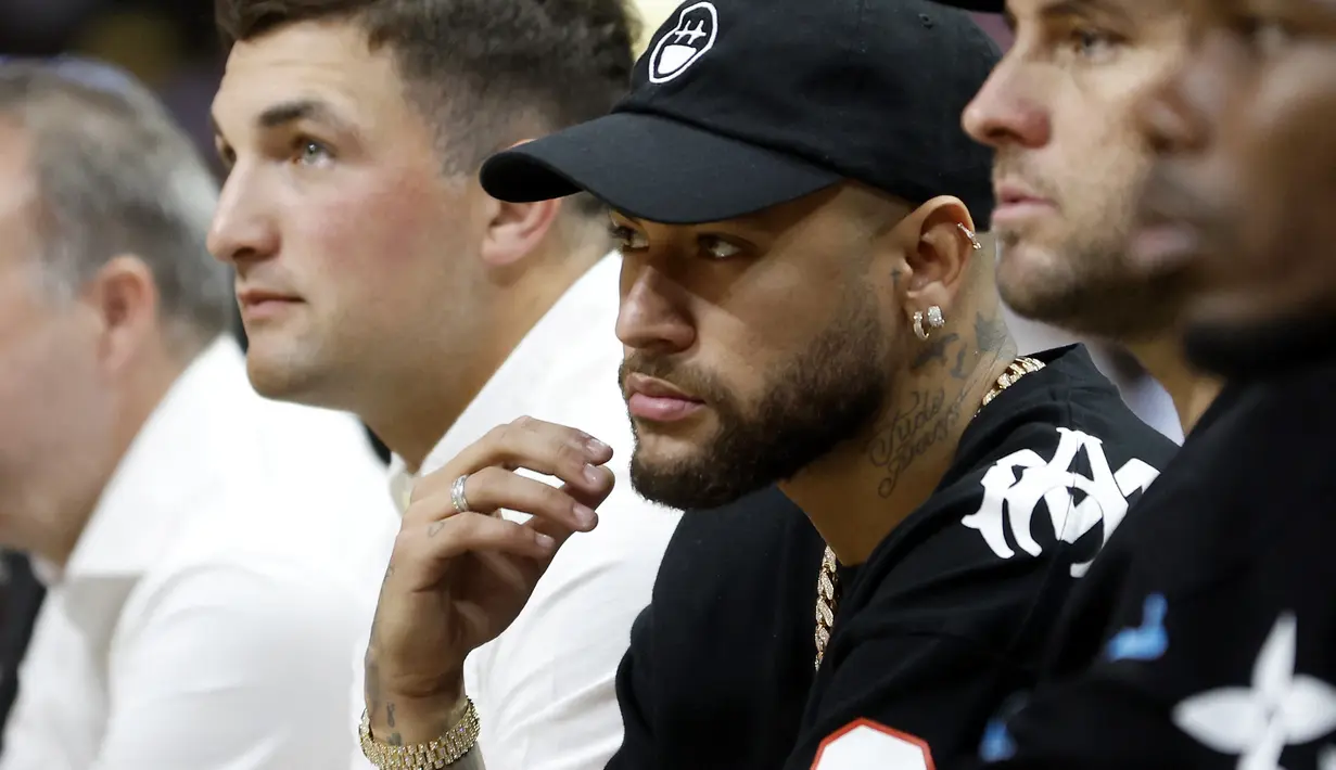 Neymar menonton Game 3 pertandingan bola basket NBA Finals antara Miami Heat dan Denver Nuggets, di Miami, Rabu, 7 Juni 2023. (Mike Ehrmann/Getty Images/AFP)