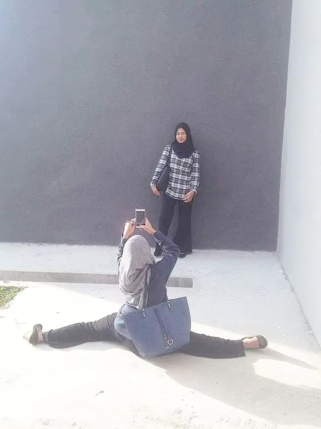 Kocak, 8 Potret di Balik Foto Keren Ada Teman yang Menderita