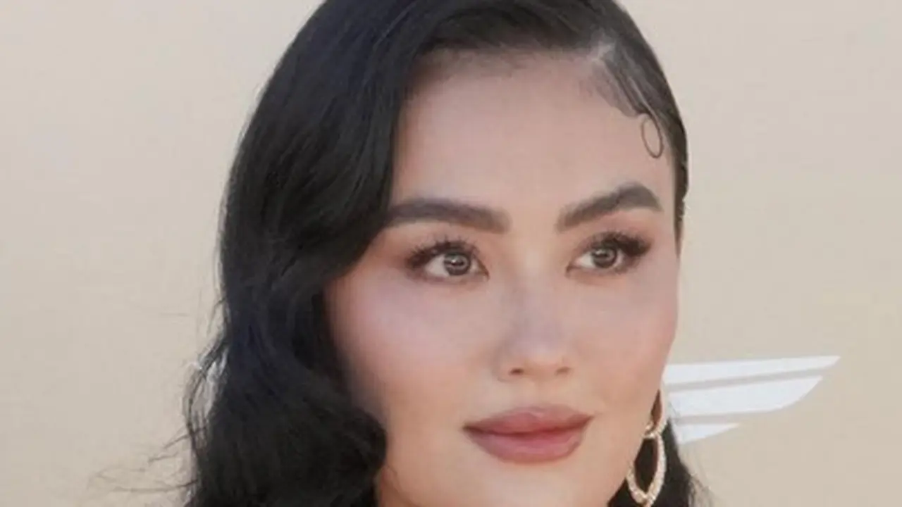 Pancarkan Aura Bintang, Agnez Mo Tampil Flawless dengan Old Hollywood Glam Look di Gold Gala
