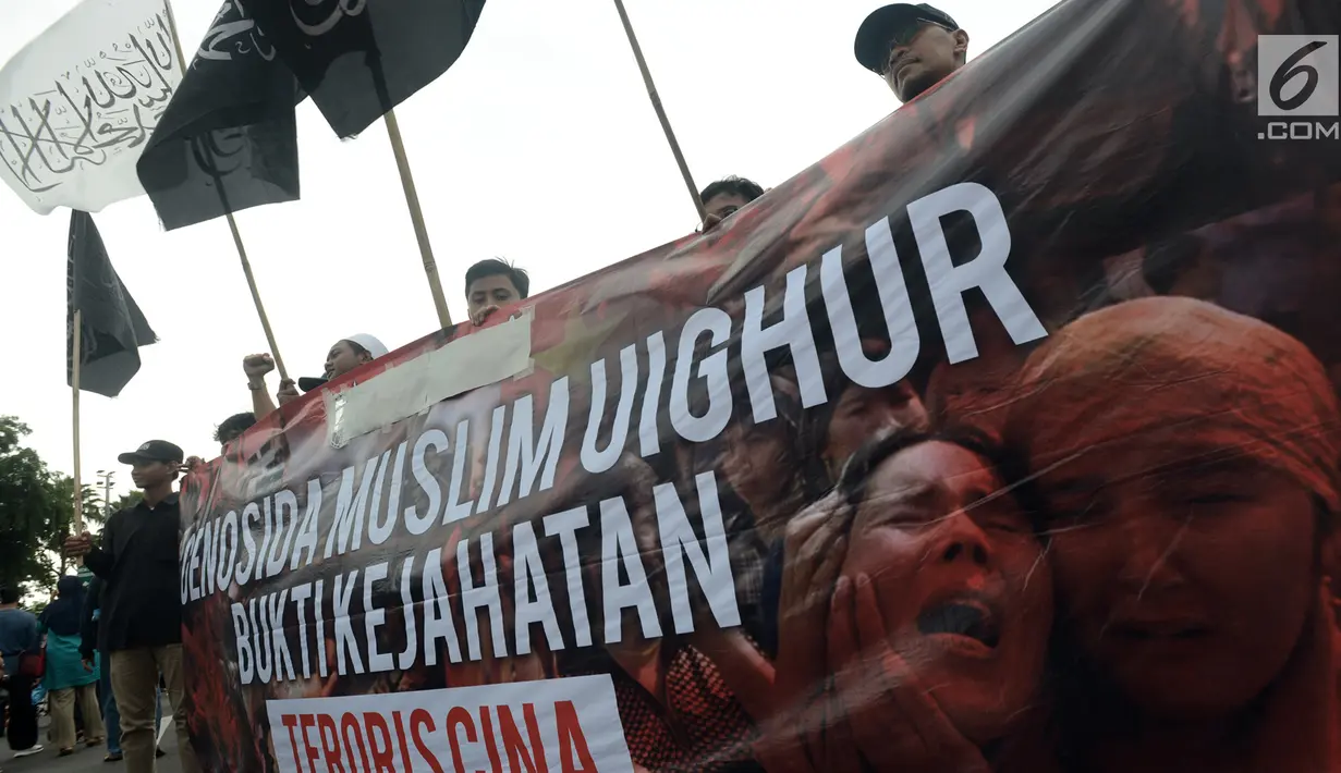 Massa menggelar aksi solidaritas untuk muslim Uighur pada kegiatan Car Free Day di kawasan Bundaraan HI, Jakarta, Minggu (23/12). Mereka mengutuk keras penindasan terhadap Muslim Iqbal S. Nugroho di Provinsi Xinjiang, China. (Merdeka.com/Iqbal S. Nugroho)