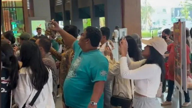 Potret Resepsi Pernikahan Anjing Berbalut Busana Adat, Orang Kaya Gabut Begini Amat. Foto: tangkapan layar Tiktok @neverendingchilllife.