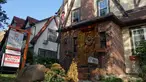 File foto pada 19 Oktober 2016 memperlihatkan rumah masa kecil Presiden AS Donald Trump di pinggiran Kota New York di Queens. Rumah itu terjual pada 23 Maret 2017 silam dengan harga 2,14 juta dollar AS atau setara Rp 28,5 miliar. (William EDWARDS/AFP)