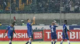 Para Pemain Persib Bandung memberikan salam kepada Bobotoh usai bermain imbang 0-0 melawan Persija Jakarta di Stadion Gelora Bandung Lautan Api, Bandung, Sabtu (16/7/2016). (Bola.com/Nicklas Hanoatubun)