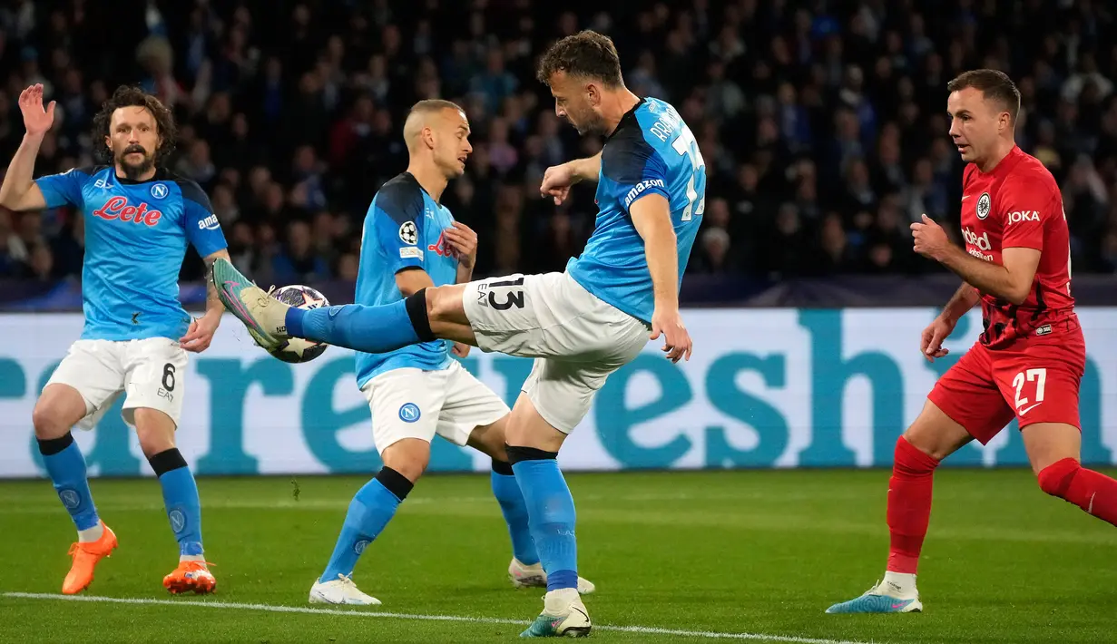 Kemenangan Napoli menjadi lambang kejayaan Italia karena tim tersebut berhasil menyusul duo Milan, AC Milan dan Inter Milan yang juga lolos ke perempat final. (AP Photo/Gregorio Borgia)