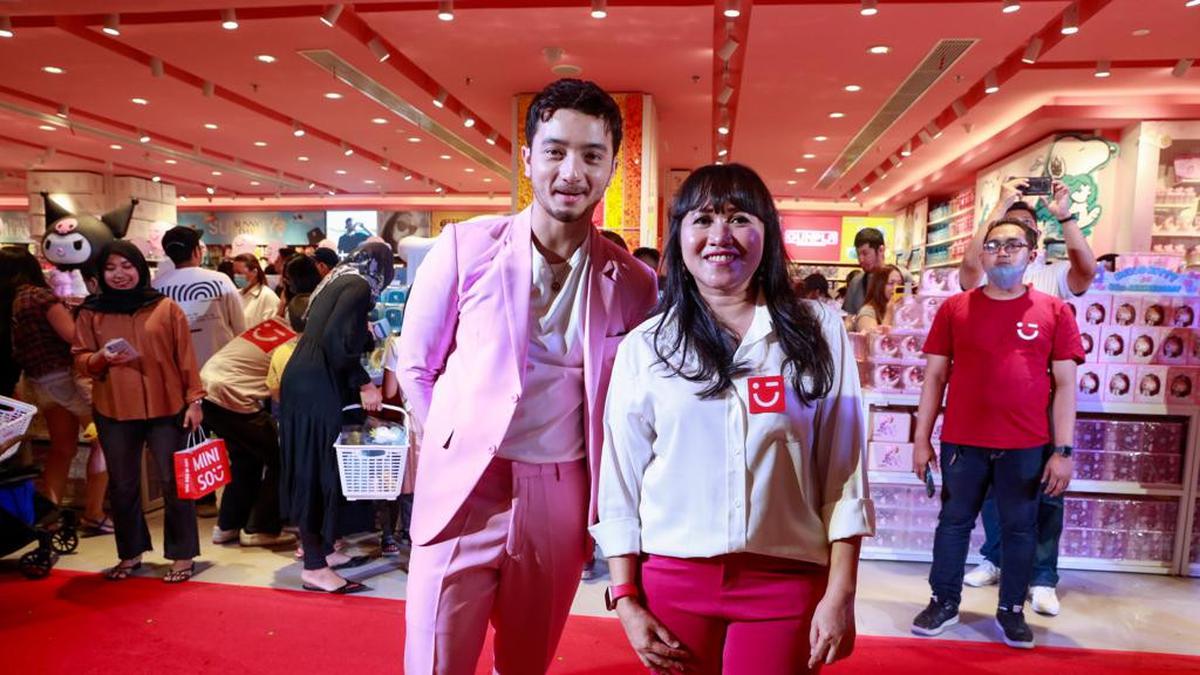 Bryan Domani Kerap Bawa Parfum Kecil dan Kipas Angin Portabel Saat