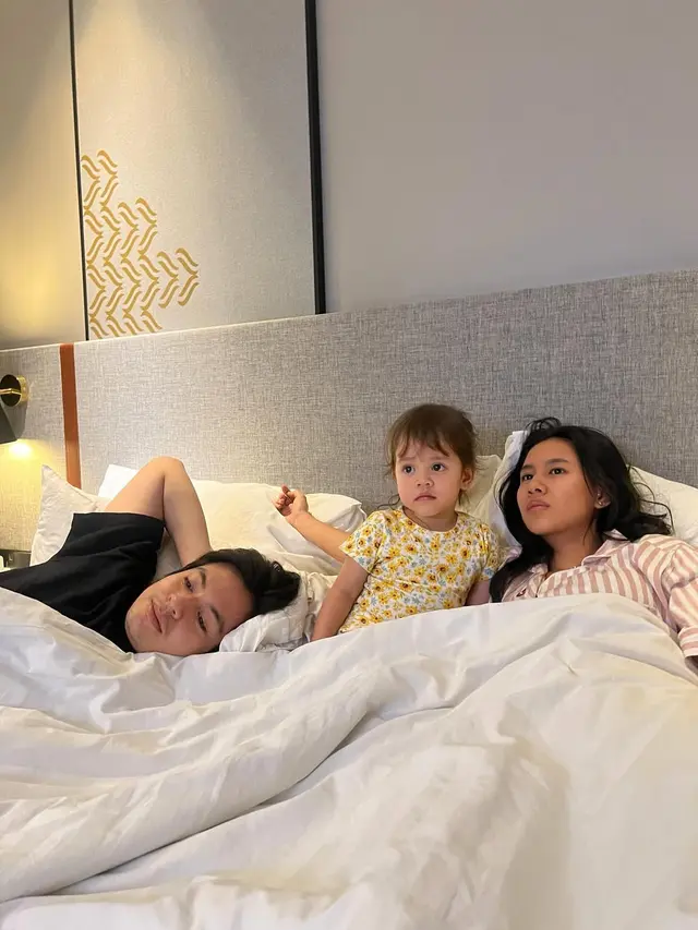 Gaya Clean Formal Shenina Cinnamon Momong Keponakan Sambil Jinjing Tas Hermes, Hadirkan Vibes ala Ibu Bekerja