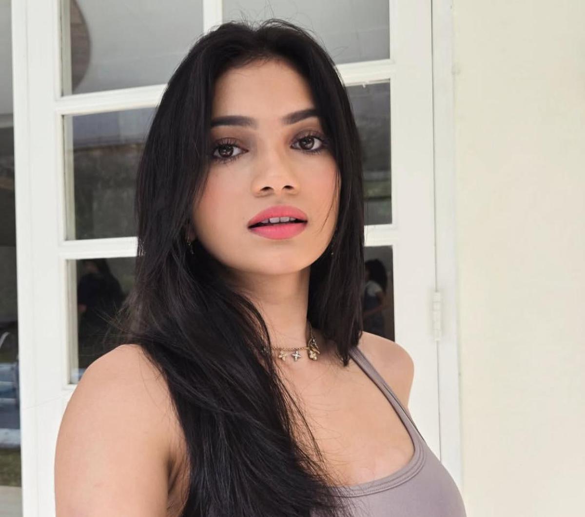 Aura Elegan dan Natural, Ratu Sofya Tampil Stunning di Setiap Potret!