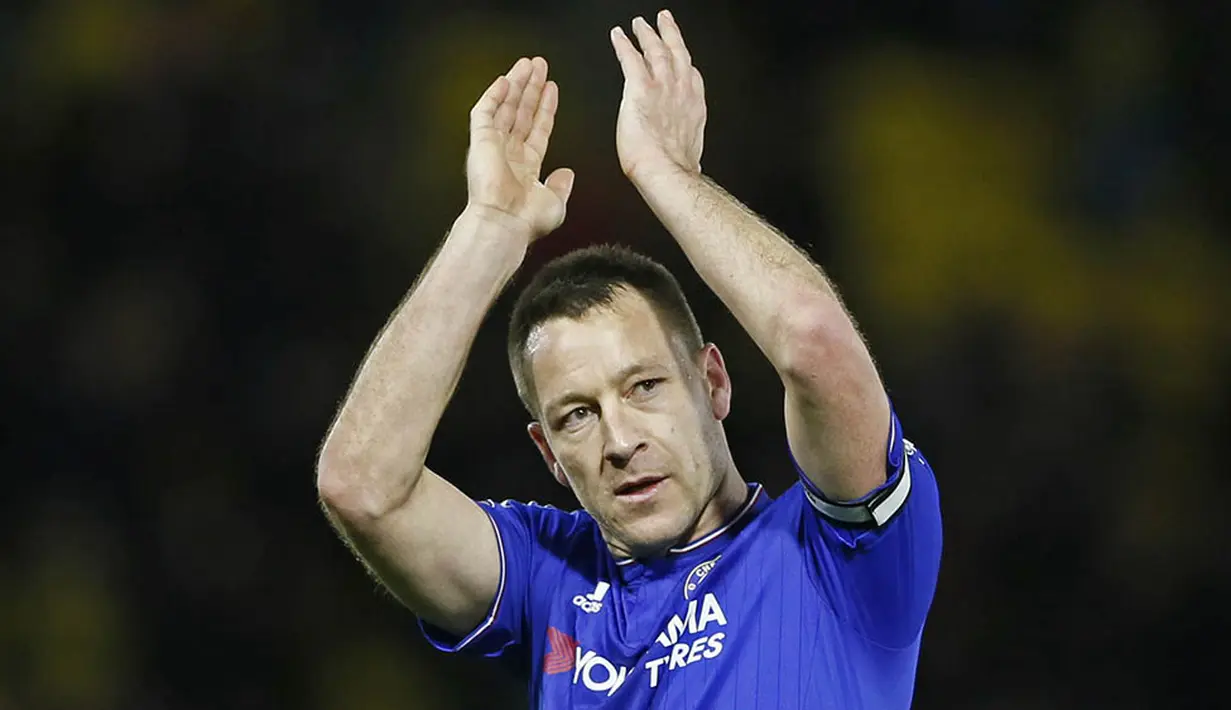 Kapten Chelsea, John Terry, menyapa fans usai laga Liga Premier Inggris melawan Watford. The Blues tak terkalahkan dalma delapan laga terakhir mereka di liga domestik. (Reuters/Stefan Wermuth)