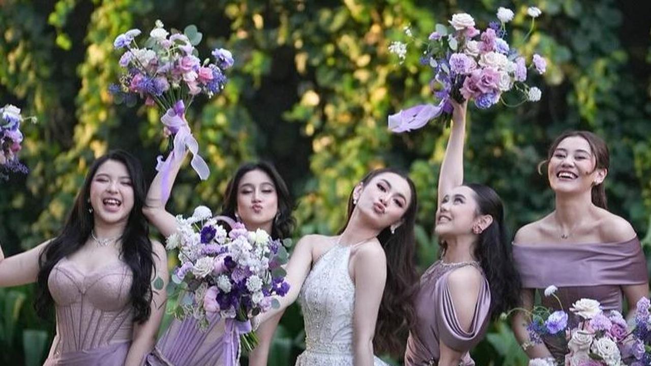 Kebaya di Momen Akad dan Gaun Satin di Momen Resepsi Mahalini Raharja <br>