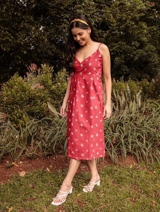 Berbeda dengan publik figur lainnya, Yunita Siregar nampak selalu mempertahankan gaya rambutnya yang hitam panjang dan lurus. Hingga kini, ia tak pernah mengubah warna rambutnya. (Liputan6.com/IG/yunitasiregar)