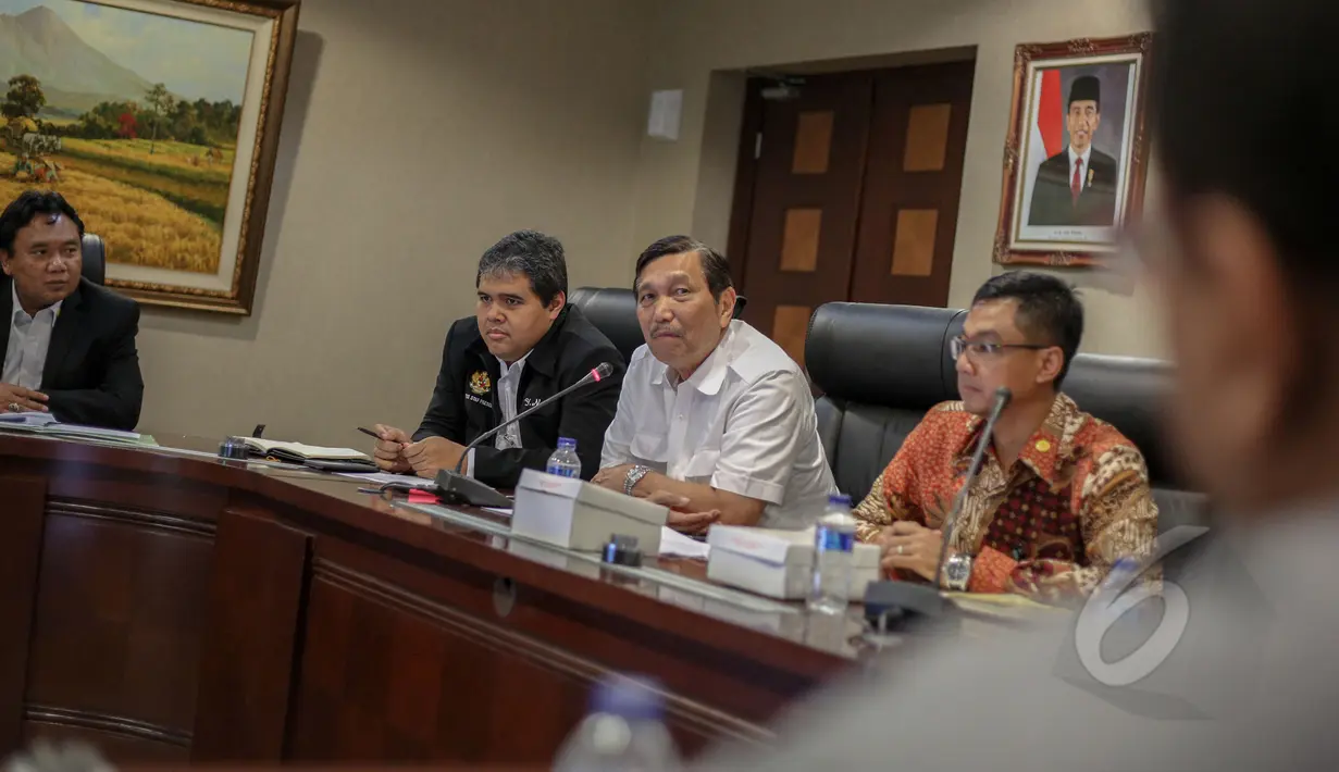 Kepala Staf Kepresidenan, Luhut Binsar Pandjaitan (kedua kanan) memberikan keterangan saat peluncuran aplikasi lapor di kantor Staf Kepresidenan, Jakarta, Selasa (5/5/2015). Aplikasi ini dapat diakses melalui www.lapor.go.id. (Liputan6.com/Faizal Fanani) 
