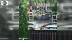 Empat pria tiba-tiba keluar dari mobil dan menyerang dua orang polisi dengan samurai. Polisi kemudian mengambil tindakan tegas dengan menembak mati empat pelaku.