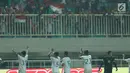 Pemain Timnas Indonesia U-23 melakukan penghormatan pada suporter usai melawan Korea Utara pada laga PSSI Anniversary Cup 2018 di Stadion Pakansari, Kab Bogor, Senin (30/4). Laga berakhir imbang 0-0. (Liputan6.com/Helmi Fithriansyah)