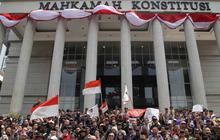 FOTO: Padati Depan Gedung MK, Massa dari Forum Guru Besar hingga Aktivis 98 Rapatkan Barisan Kawal Konstitusi dan Demokrasi
