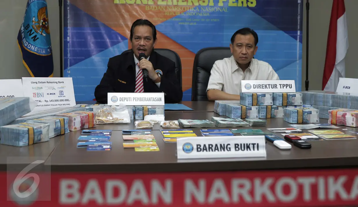 Deputi Pemberantasan Narkotika, Irjen Pol Arman Depari memberikan keterangan saat merilis Tindak Pidana Pencucian Uang (TPPU) narkotika di BNN, Jakarta, Kamis (24/11). BNN menyita aset senilai Rp 153 Miliar dari tersangka MI. (Liputan6.com/Gempur M Surya)