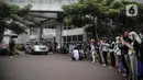 Suasana pelepasan salah satu tenaga kesehatan yang meninggal akibat terpapar COVID-19 di RSDC Wisma Atlet, Jakarta, Rabu (23/2/2022). Pelepasan jenazah Tiur Octavia yang meninggal setelah dirawat di RS Persahabatan dihadiri ratusan rekan tenaga kesehatan RSDC. (Liputan6.com/Faizal Fanani)