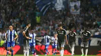 Dua pemain Chelsea, Diego Costa dan Cesc Fabregas, tampak lesu setelah FC Porto mencetak gol kedua dalam lanjutan fase Grup G Liga Champions di  Estadio Do Dragao, Rabu (30/9/2015) dini hari WIB. (Reuters / Matthew Childs Livepic)